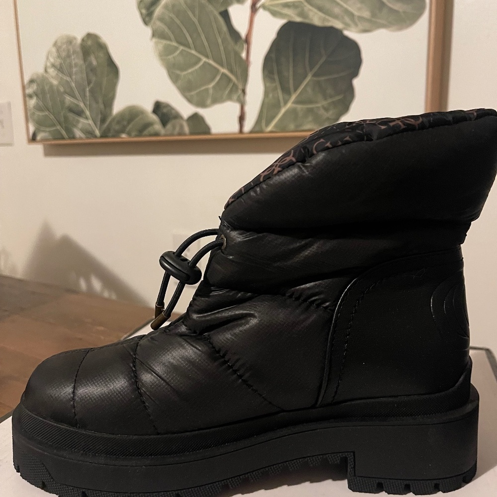 Guess snow boots